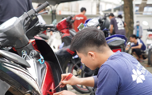 Đội SOS sinh viên Đại học Đông Á sửa xe miễn phí cho SV sau mưa ngập lịch sử